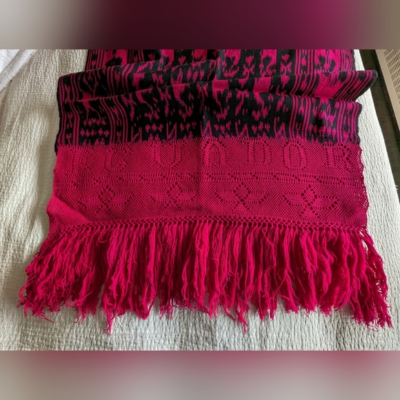 Vintage Authentic Ecuadorian Shawl - Picture 3 of 4
